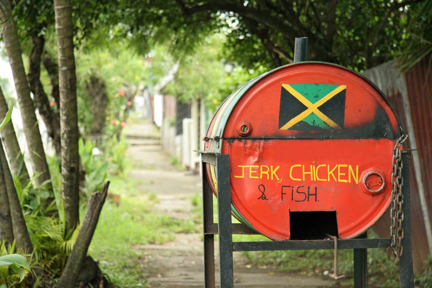 blt1703e088ae38bfd6-jamaika-essen-holzfass-jerk-chicken-g-139885773.jpg Jamaika Essen: Holzfass zur Herstellung von Jerk Chicken