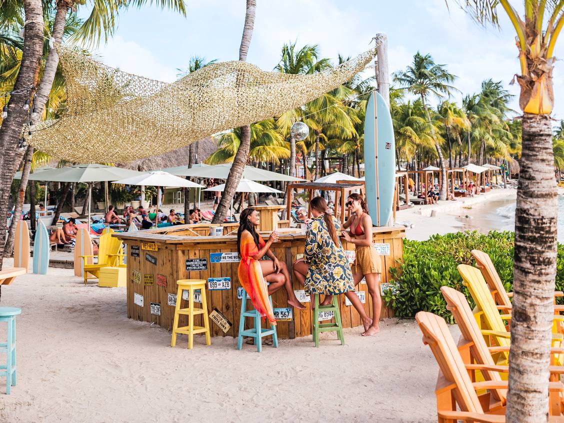 blt4757f16a6b3bd54b-curacao-frauen-an-strandbar-pa-curacao.jpg curacao-frauen-an-strandbar-pa-curacao.jpg