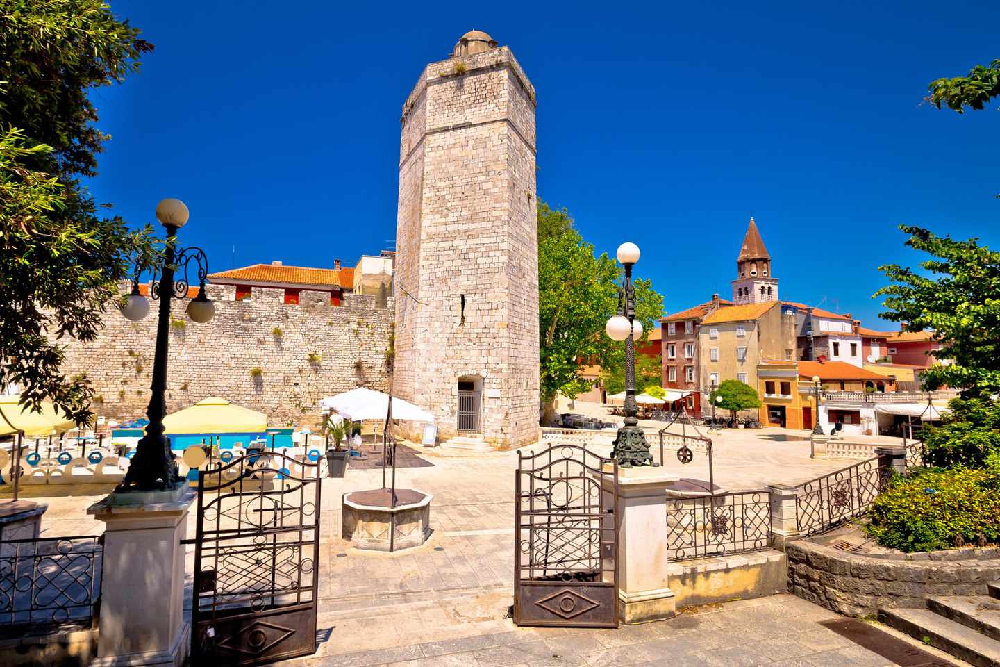 kroatien-dalmatien-zadar-altstadt-klein-g-821308372.jpg