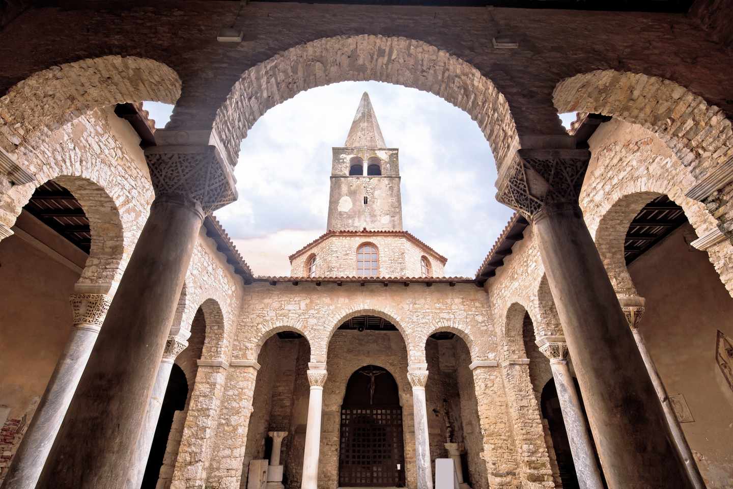 kroatien-istrien-porec-euphrasius-basilika-mit-sicht-auf-turm-g-904773410.jpg