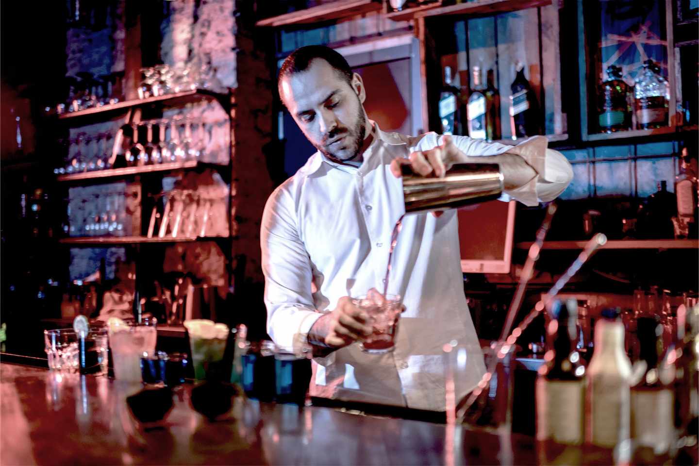 luxus-urlaub-dubai-bartender-mischt-einen-cocktail-g-629421286.jpg