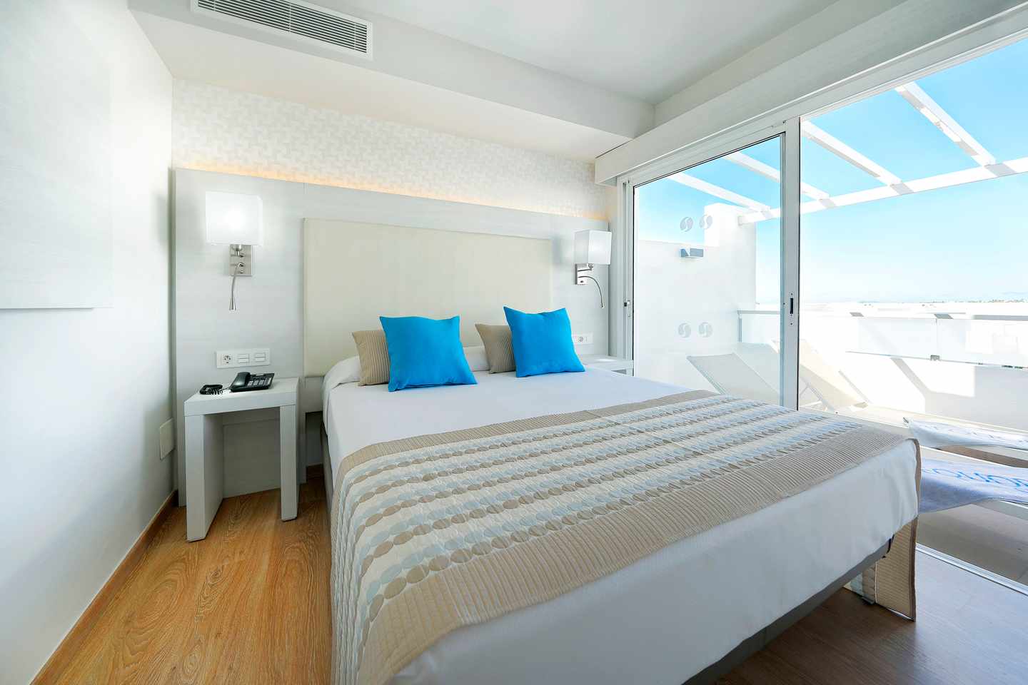 blt5c422f7ec959a422-spanien-lanzarote-sentido-aequora-lanzarote-suites-doppelzimmer-balkon-DER1399528.jpg Modernes Hotelzimmer mit Balkon und Tageslicht im Sentido Aequora Lanzarote Suites