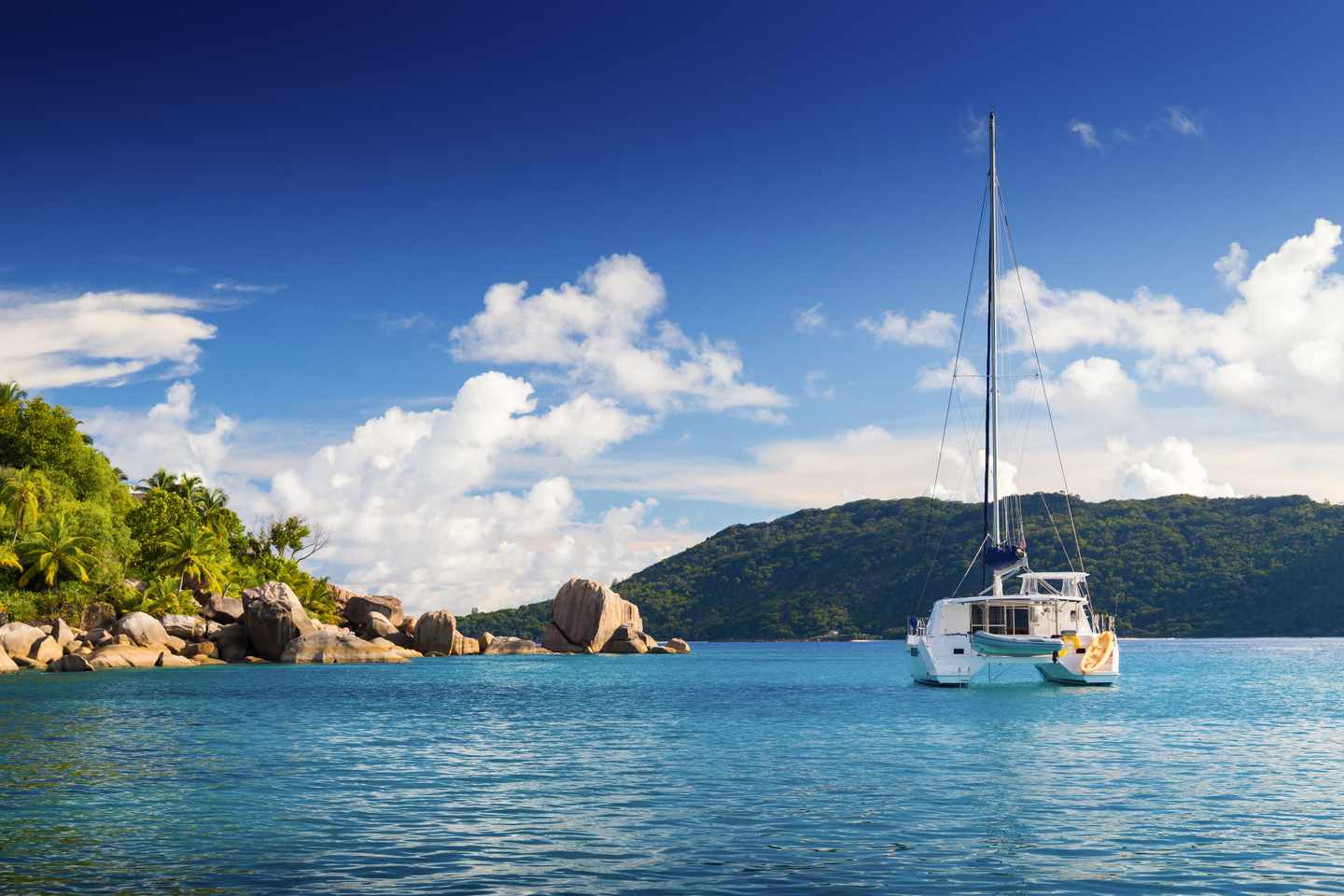 seychellen-felicite-katamaran-in-bucht-g-1085054206.jpg