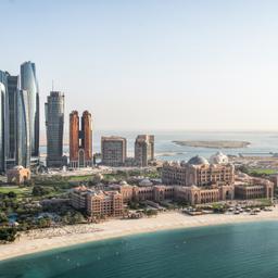 Abu-Dhabi-Wolkenkratzer-vor-der-Küste-g-490695418.jpg