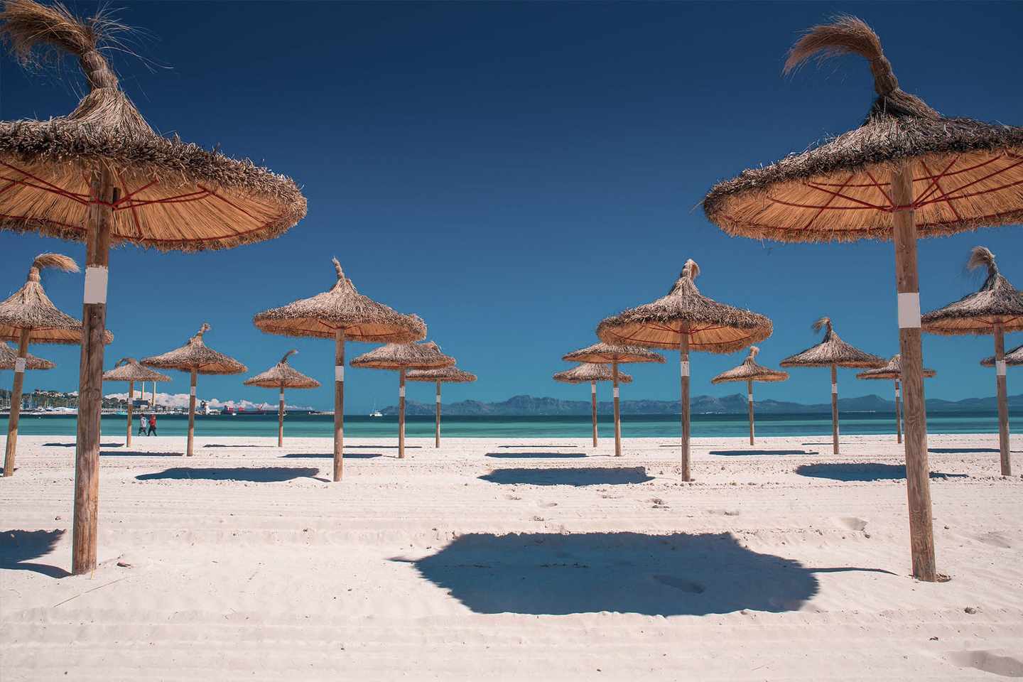 spanien-norden-alcudia-strand-blick-auf-das-meer-von-can-picafort-g-1193492584.jpg