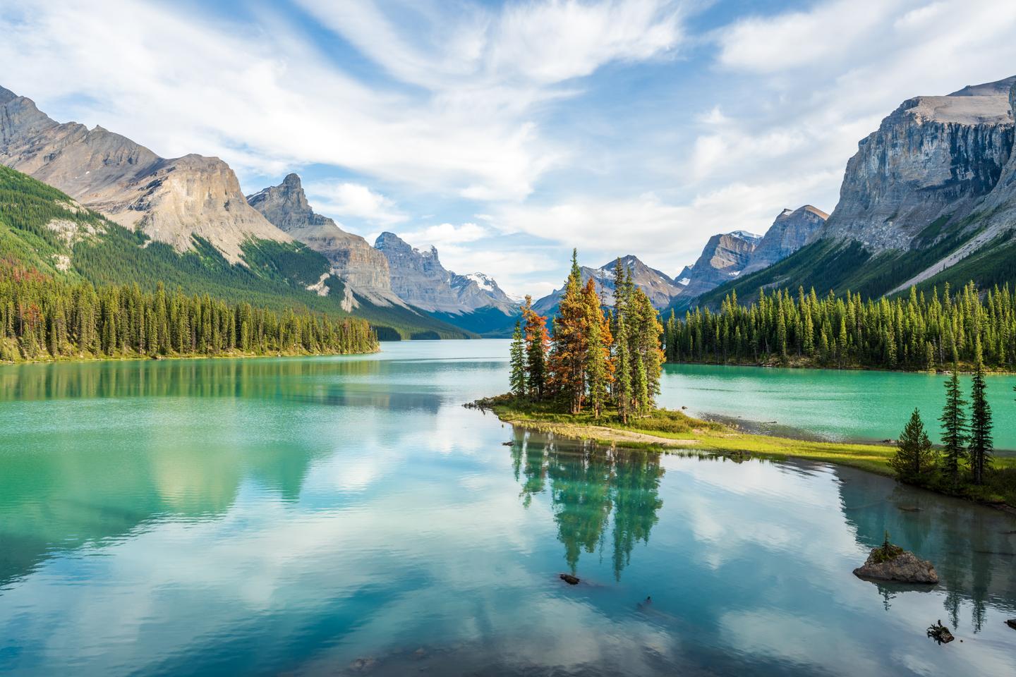Spirit Island im Maligne Lake mit türkisfarbenem Wasser und Bergen im Jasper National Park in Alberta