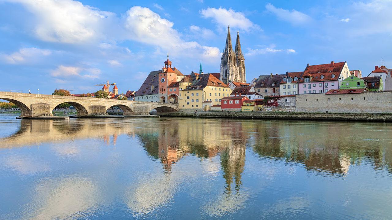 regensburg-dom-steinerne-bruecke-t-513544324.jpg