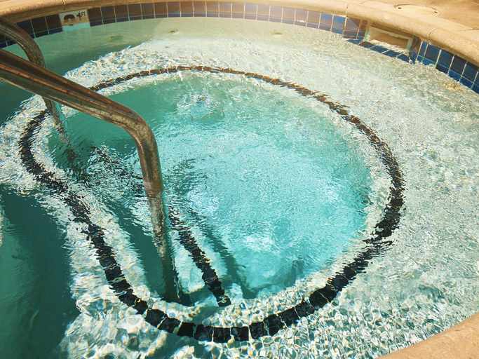 wellness-pool-g-664886684.jpg