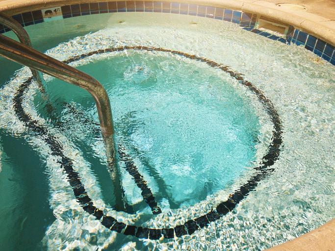 wellness-pool-g-664886684.jpg