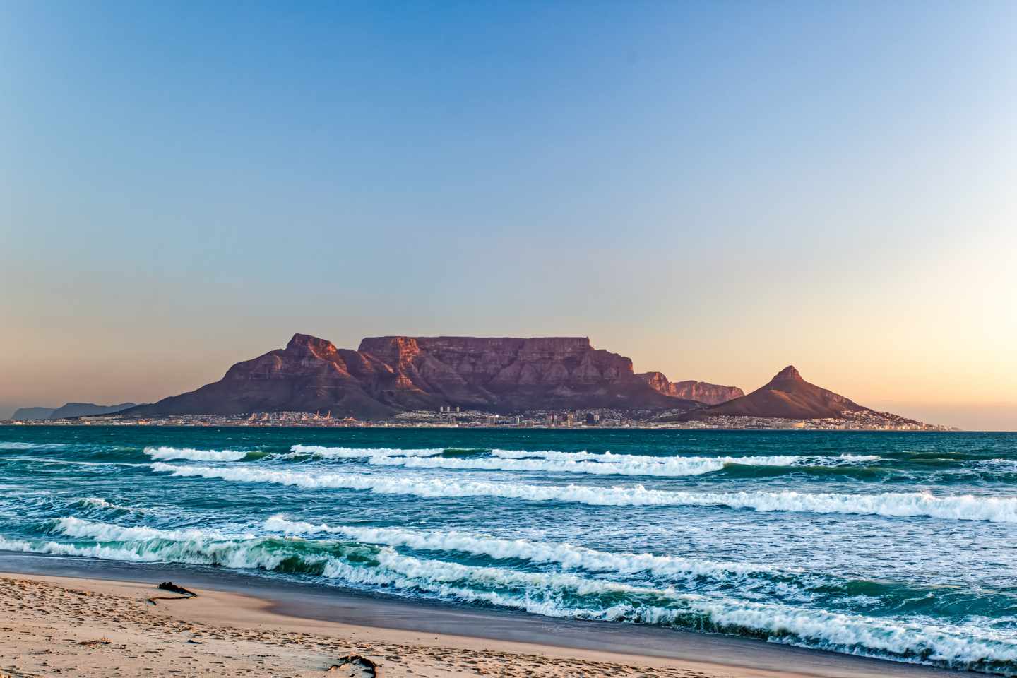 Südafrika-Kapstadt-Strandblick-auf-den-Tafelberg-DERTOUR-g-1459370599.jpg