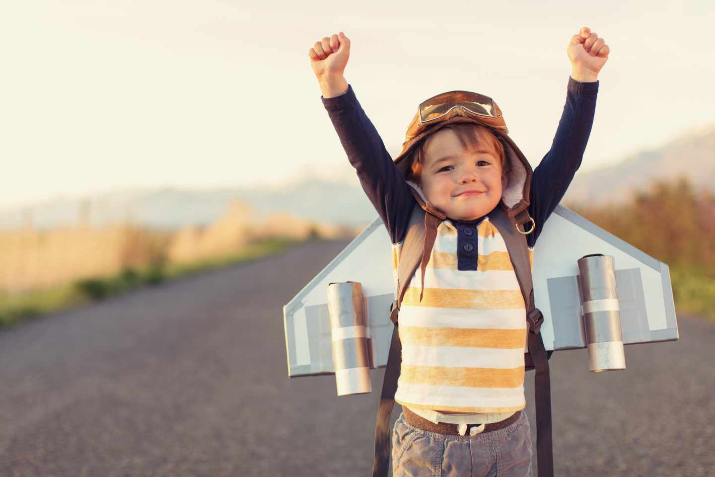 kinder-fliegen-junge-verkleidung-jetpack-g-682405894.jpg