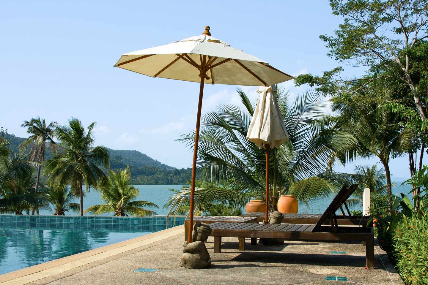 Thailand-Koh-Chang-Pool-am-Strand-g-135115330.jpg