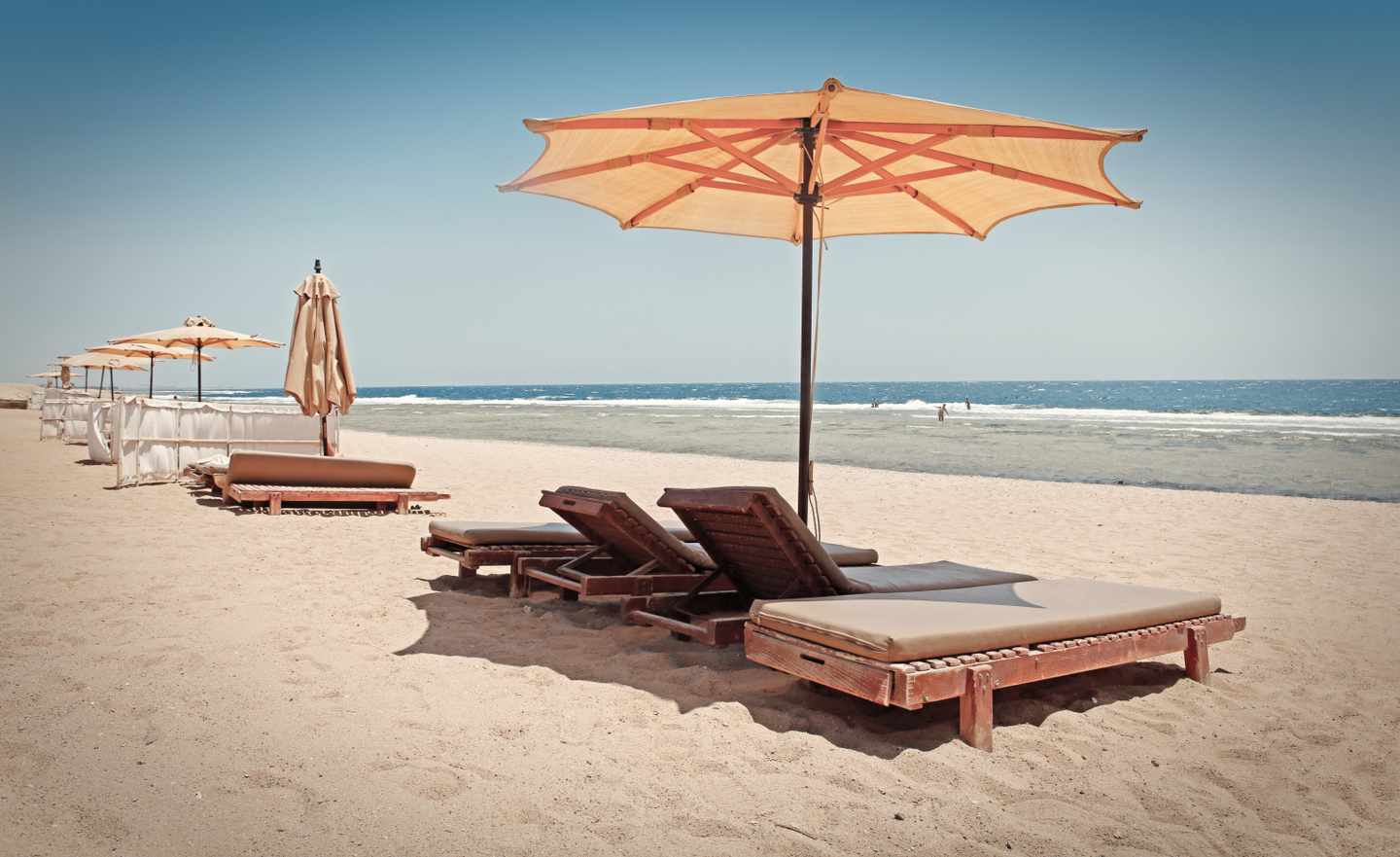 aegypten-blick-auf-leeren-strand-sonnenliegen-g-1004769420_bearbeitet.jpg