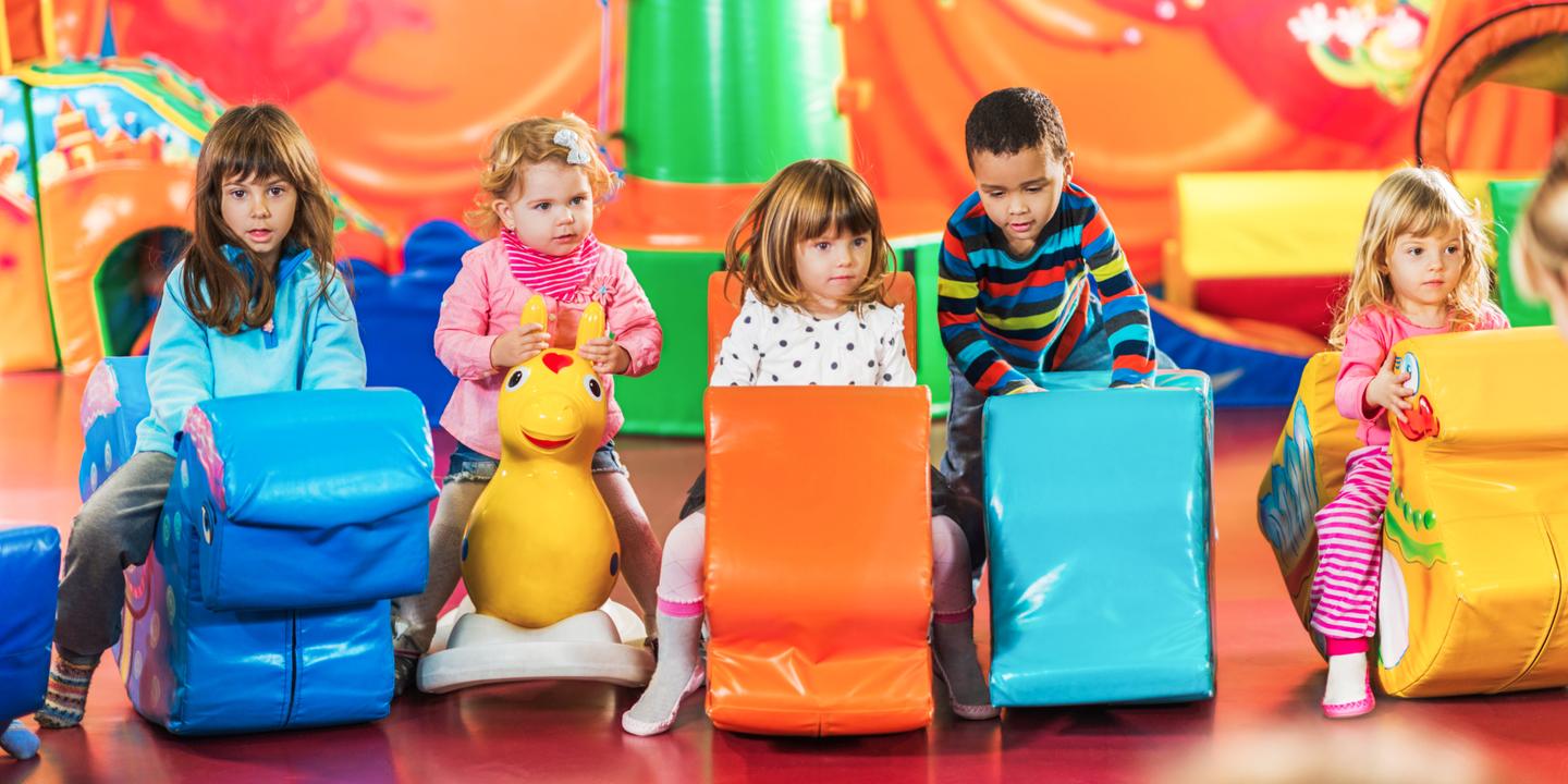 bltb63171eeb2c9c2b3-familienurlaub-kinder-auf-spielzeugtieren-in-indoorspielplatz-g-534919015.jpg familienurlaub-kinder-auf-spielzeugtieren-in-indoorspielplatz-g-534919015.jpg