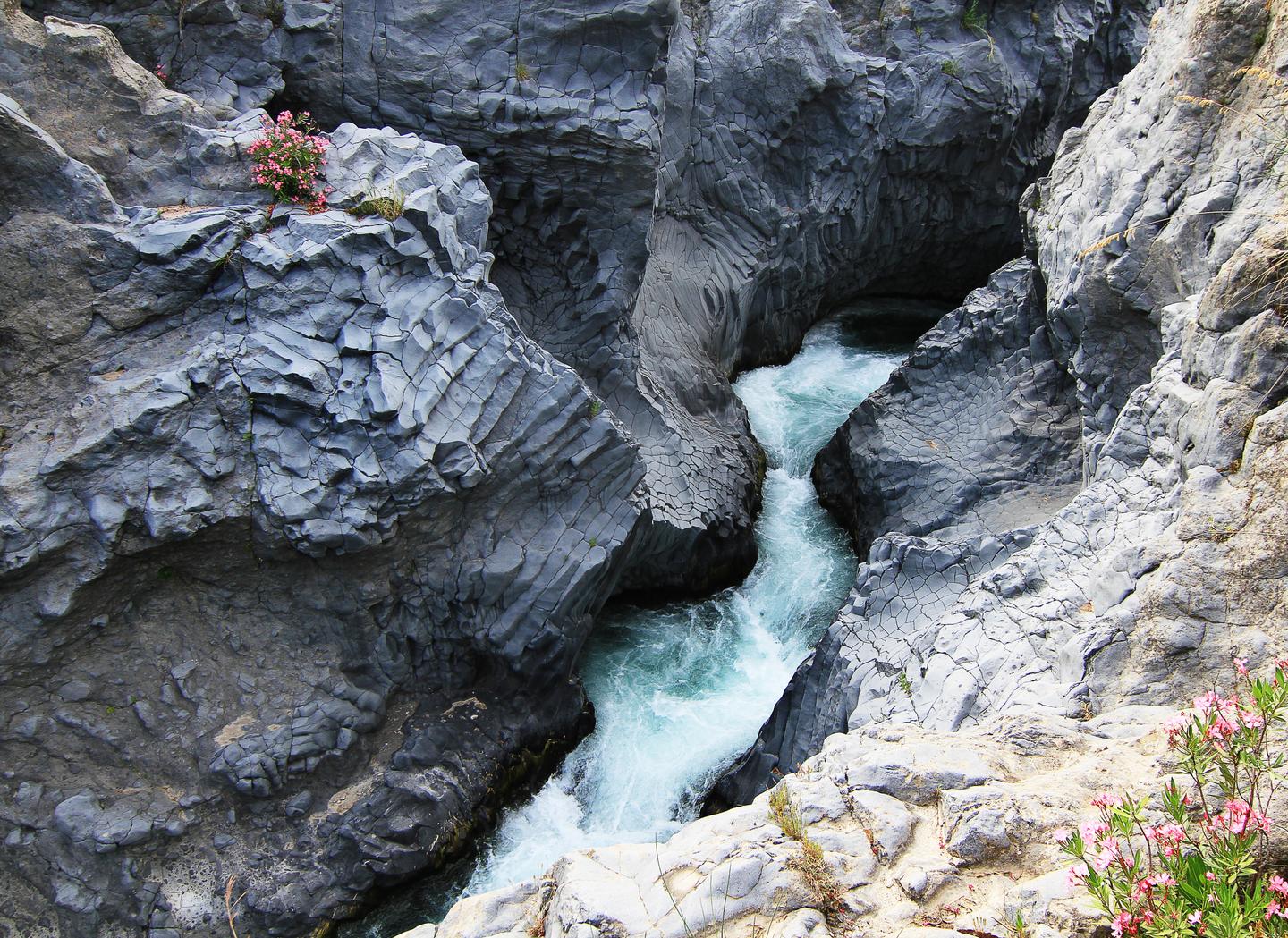 italien-sizilien-aetna-alcantara-gorge-fluss-g-537517431.jpg