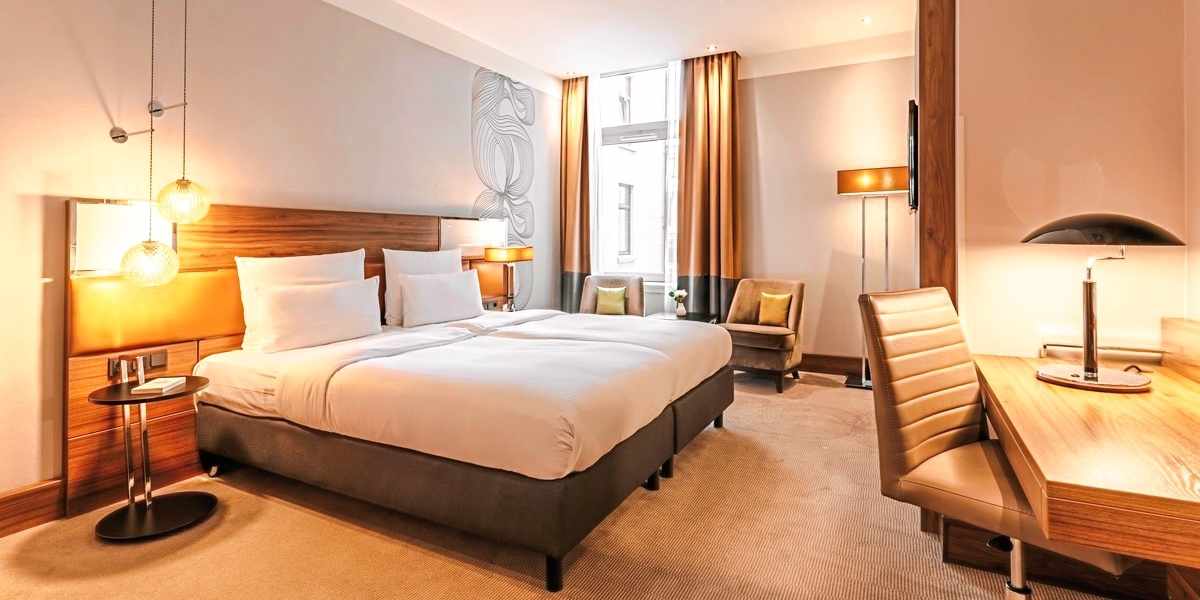 blt9472676a74ad476b-deutschland-hamburg-hotel-reichshof-HAM02037BC_W24-D18G2425_2.jpg Ein Zimmer im Hotel Reichshof in Hamburg