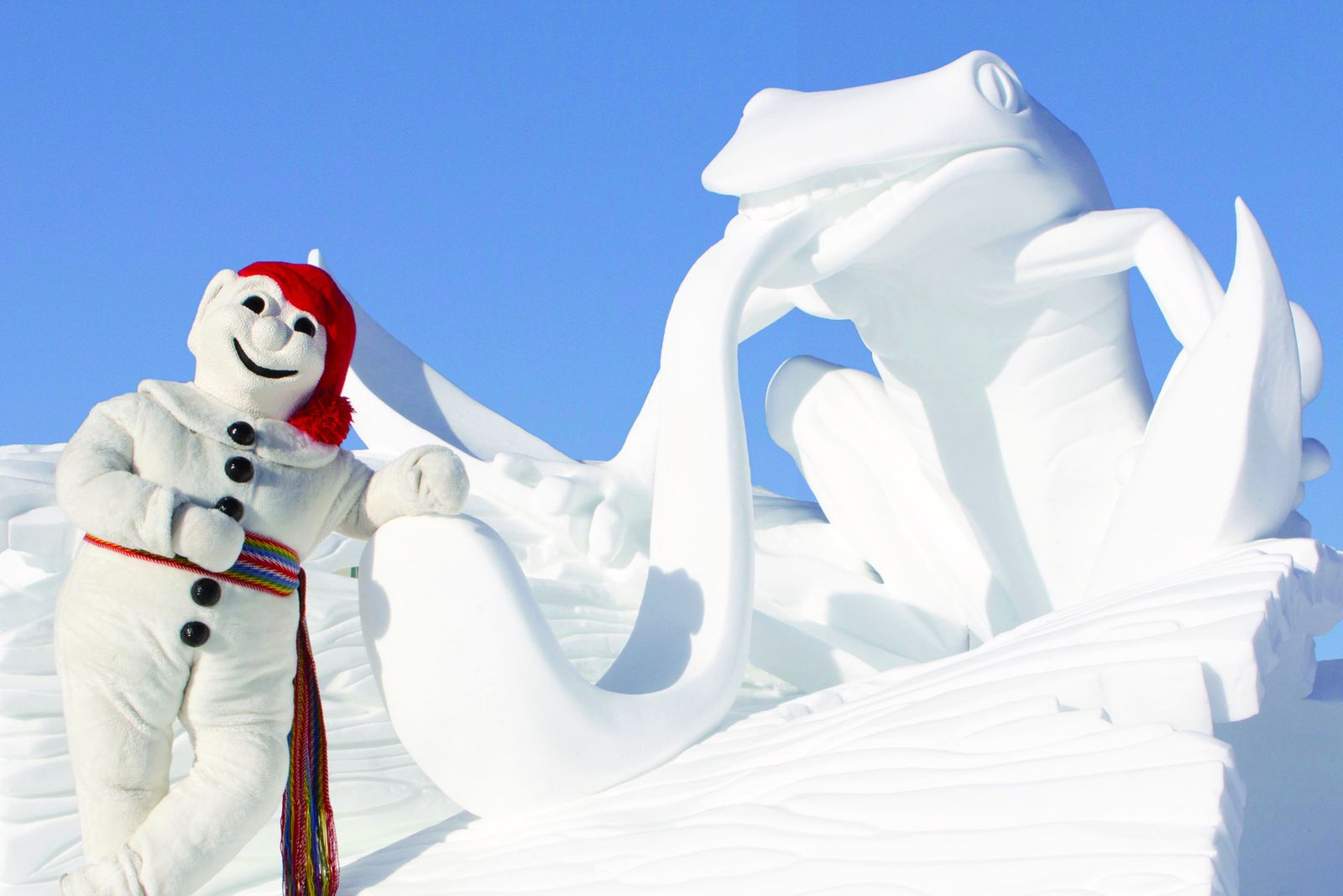 Bonhomme - das Maskottchen des Karnevals von Québec - mit einem Schneefrosch