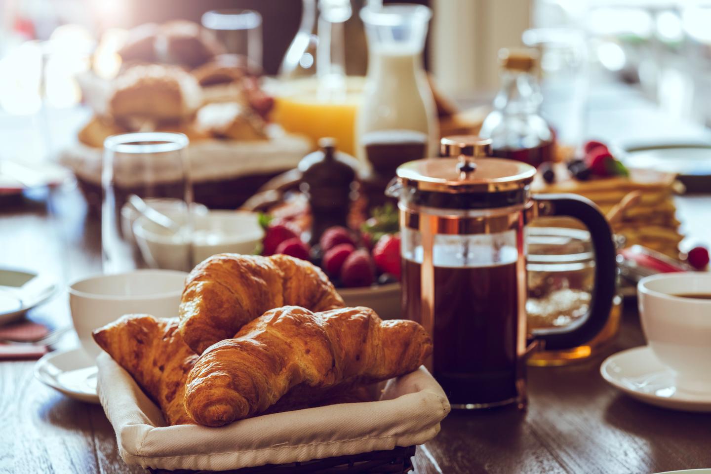 hotel-fruehstueck-croissants-french-press-g-814669718.jpg