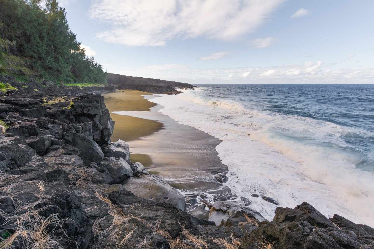 blted85a1093578a30c-la-reunion-strand-mit-vulkanischem-gestein-g-1395069702.jpg Vulkanisches Gestein: La-Reunion-Urlaub am Strand