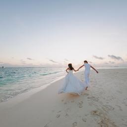 hochzeit-strand-flitterwochen-t-826289056.jpg