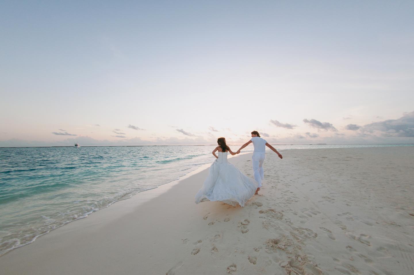 hochzeit-strand-flitterwochen-t-826289056.jpg