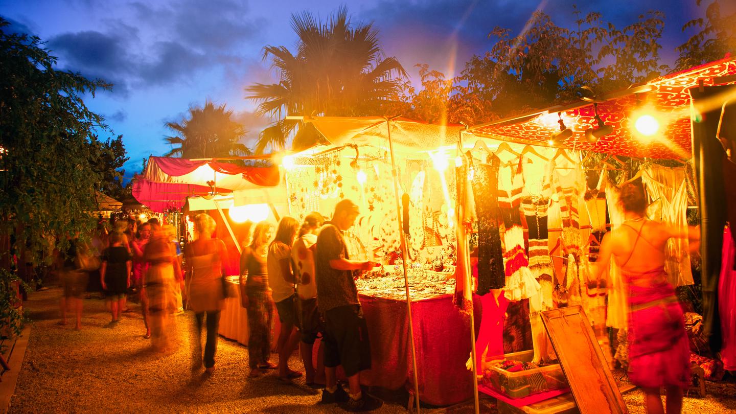 spanien-ibiza-hippiemarkt-las-dalias-bei-nacht-s-mauritiusimages-ADPI244891347.jpg