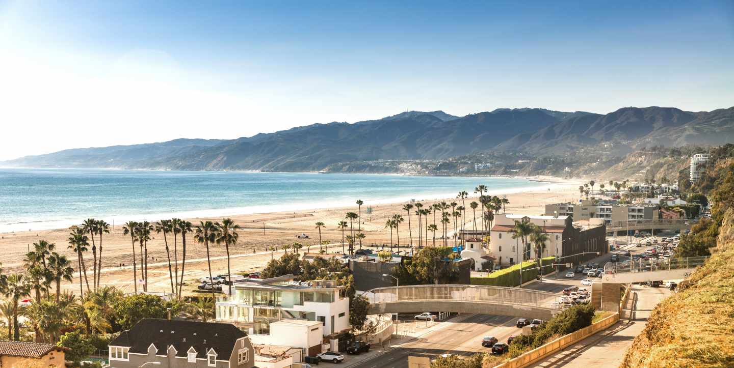 Santa Monica Beach mit Palmen, breitem Sandstrand und Pazifikküste in Kalifornien
