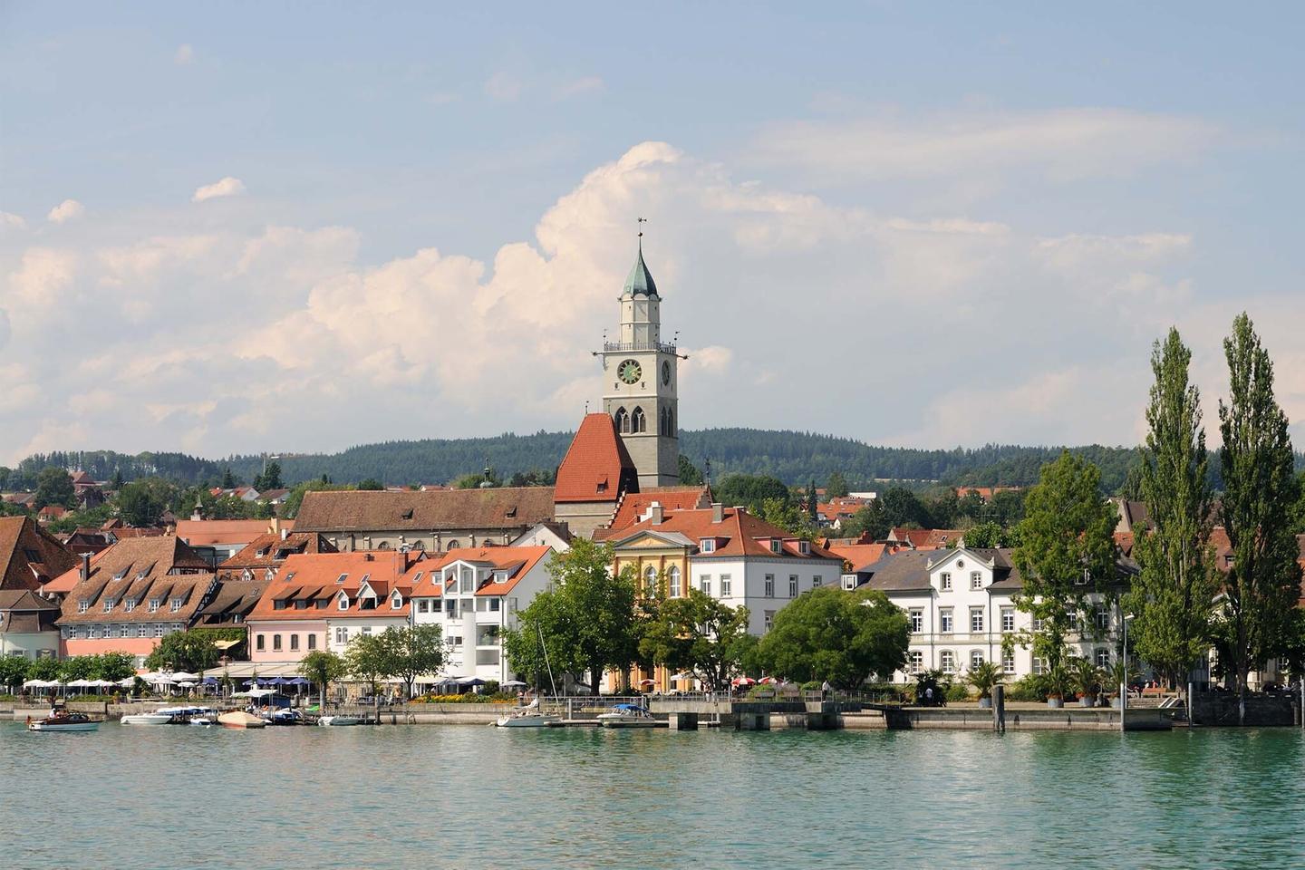 deutschland-bodensee-radtouren-ueberlingen-kirche-mit-wasser-davor-g-106559487.jpg