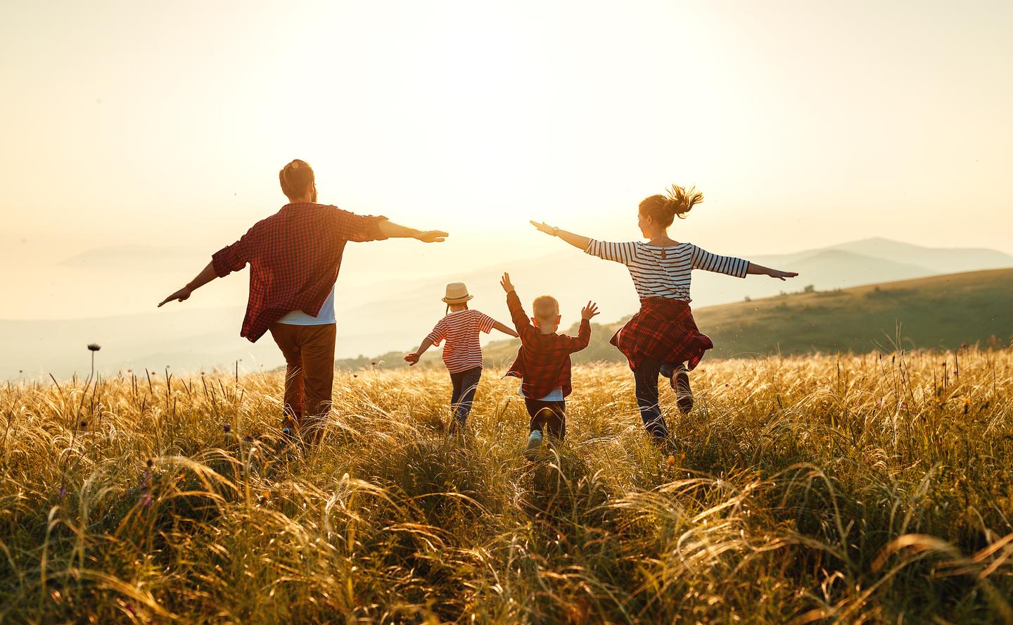 familie-in-feld-bei-sonnenuntergang-g-1159094800.jpg