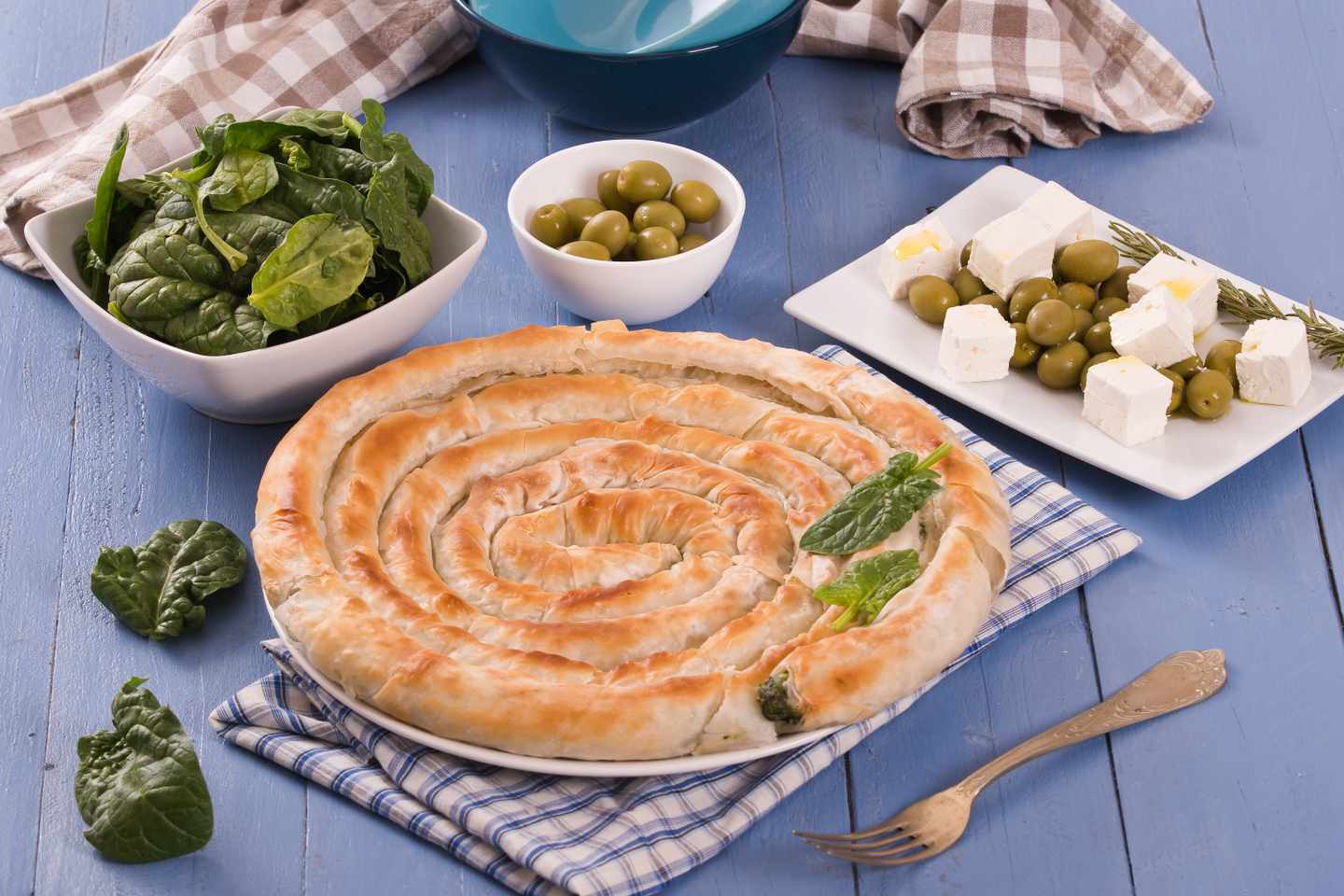 Traditionelles griechisches Gericht mit Spanakopita (Spinatkuchen) Oliven und Fetakäse