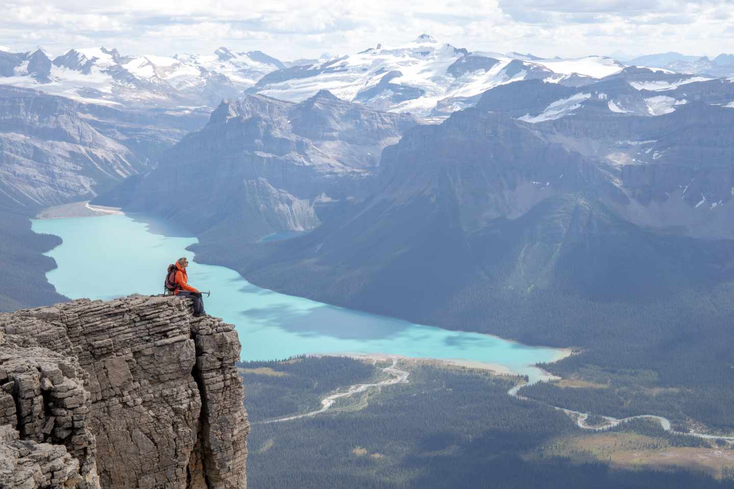 kanada-rocky-mountains-und-hector-lake-mit-wanderer-g-1299139182_bearbeitet.jpg