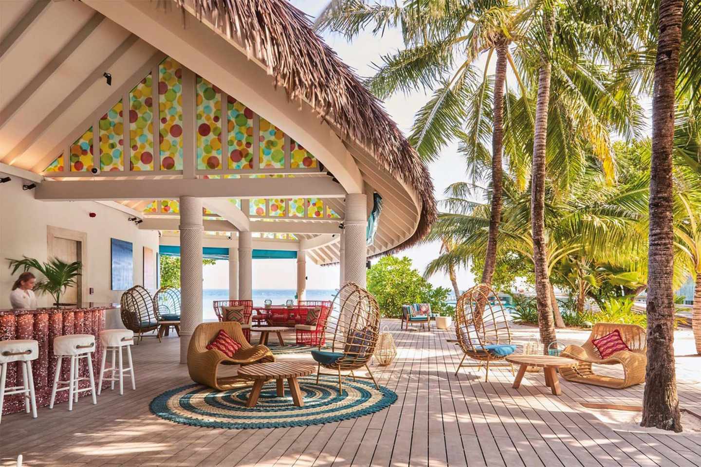 bltefd930c0f79551b8-malediven-wasserbungalows-der-mle13132io-s22-7.jpg Gemütlich am Strand in der Bar vom Finolhu Baa Atoll