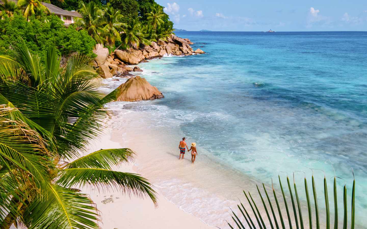 seychellen-la-digue-anse-source-d-argent-paar-am-strand-g-1412139997.jpg