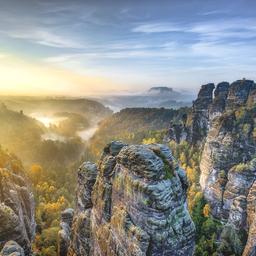 deutschland-sachsen-bastei-saechsische-schweiz-sonnenaufgang-g-655468124.jpg
