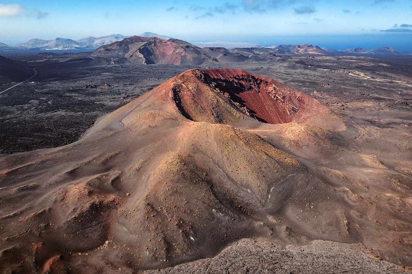 spanien-lanzarote-timanfaya-vulkanlandschaft-g-874485070.jpg