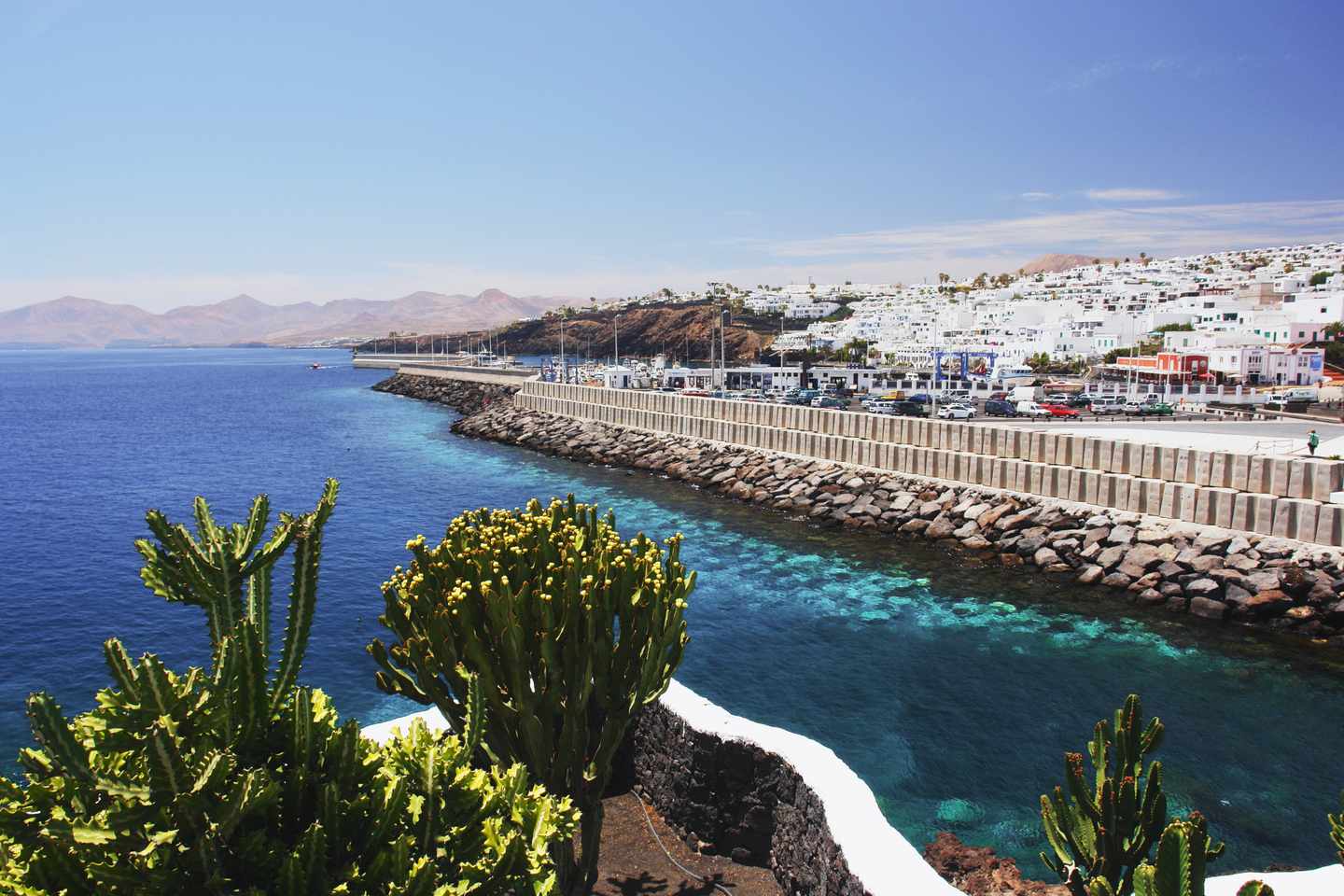 spanien-kanaren-lanzarote-puerto-del-carmen-g-495187753.jpg