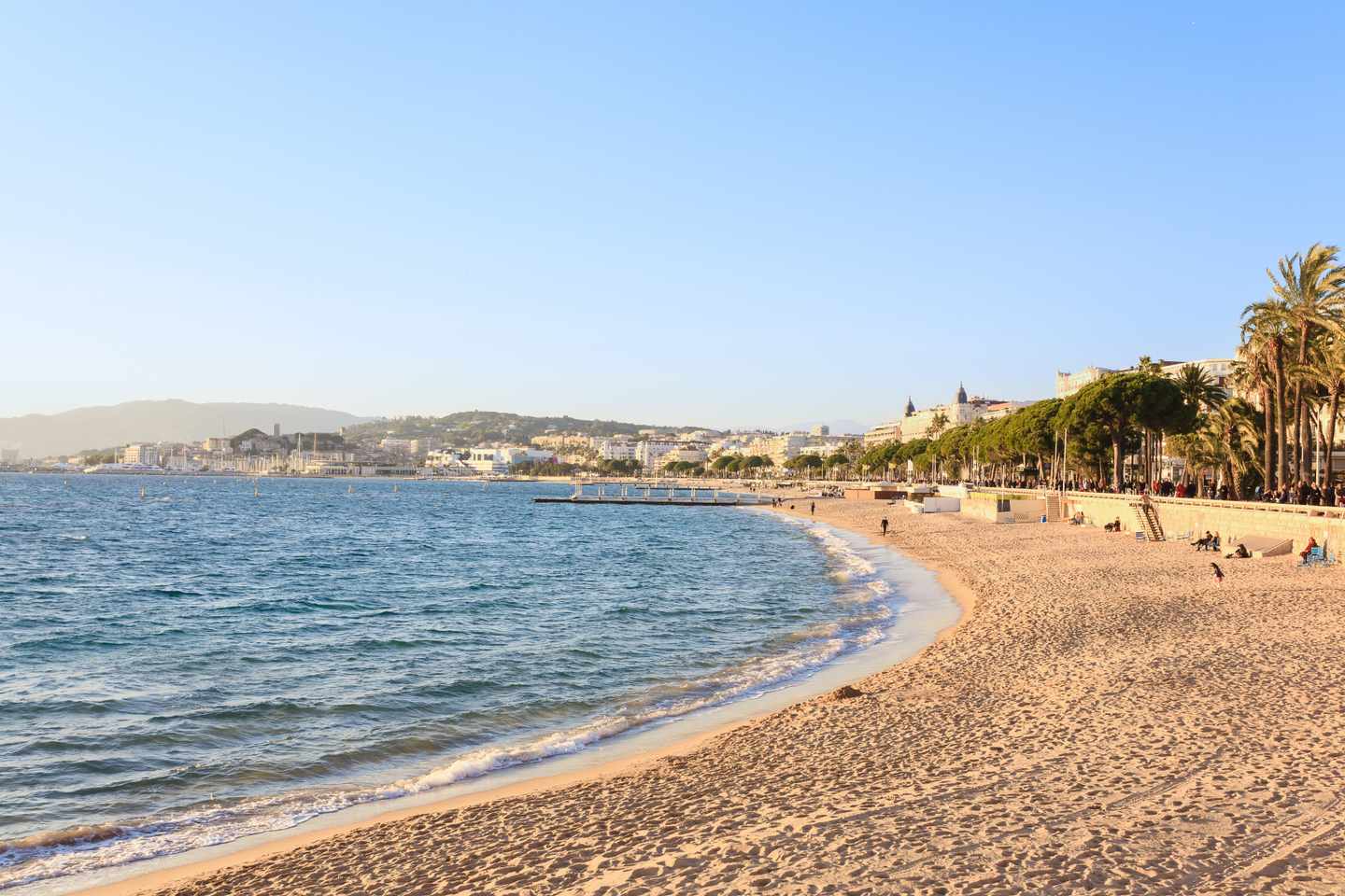 frankreich-cannes-sandstrand-bei-tageslicht-g-870195368.jpg