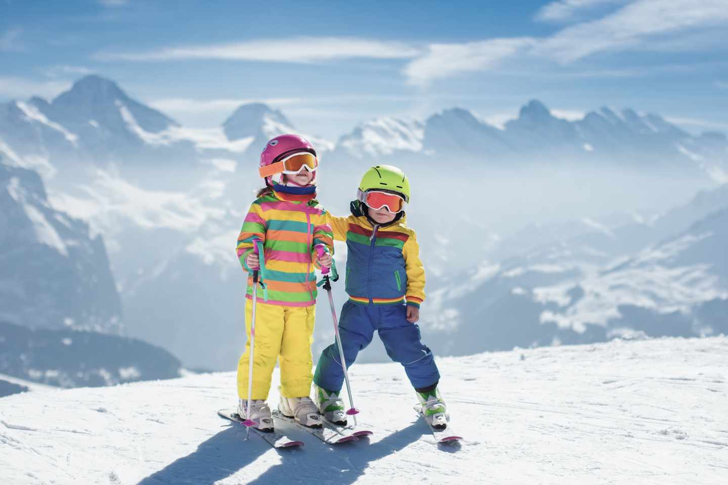 kinder-mit-skiern-auf-piste-g-611897054_bearbeitet.jpg