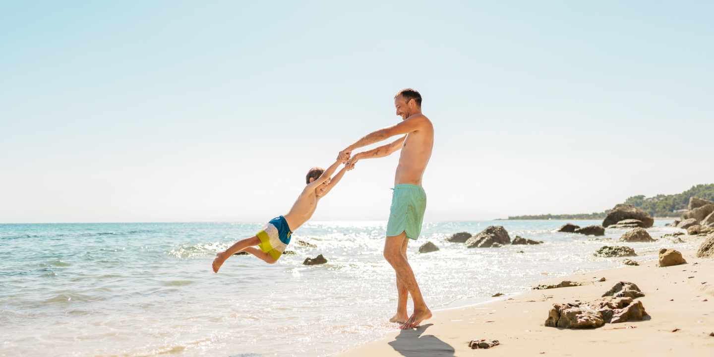 griechenland-strand-vater_spielt_mit_kind_g-1448512085.jpg