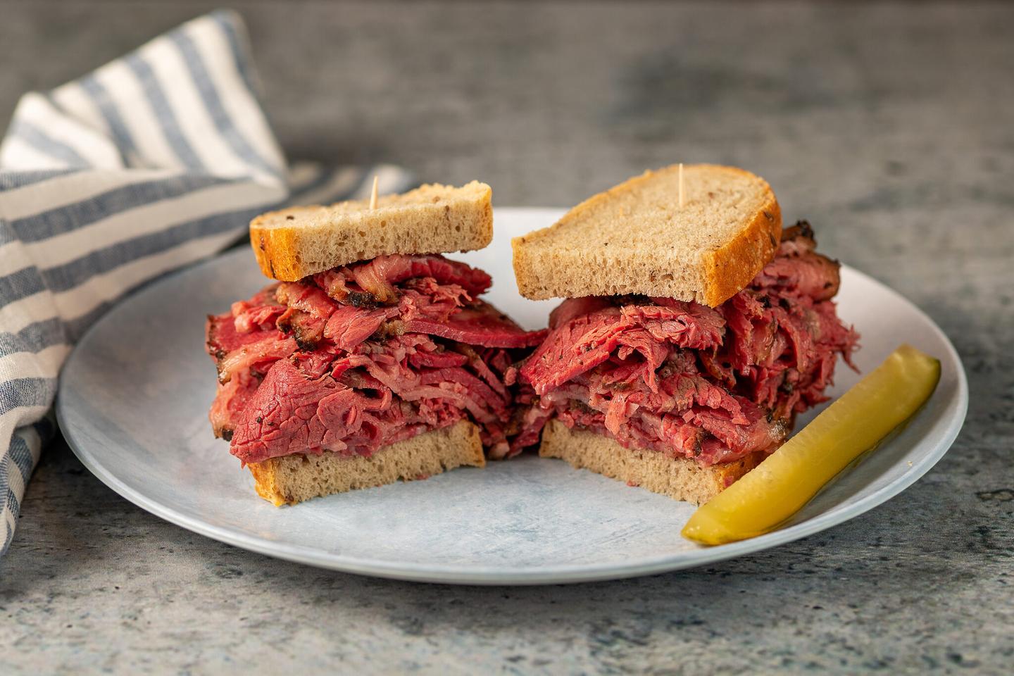 usa-new-york-nahaufnahme-eines-pastrami-sandwiches-auf-einem-teller-g-1356379814.jpg