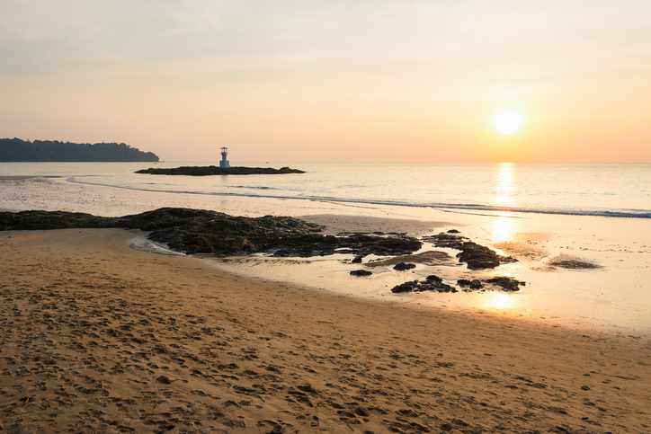 thailand-khao-lak-strand-sonnenuntergang-t-598142548.jpg