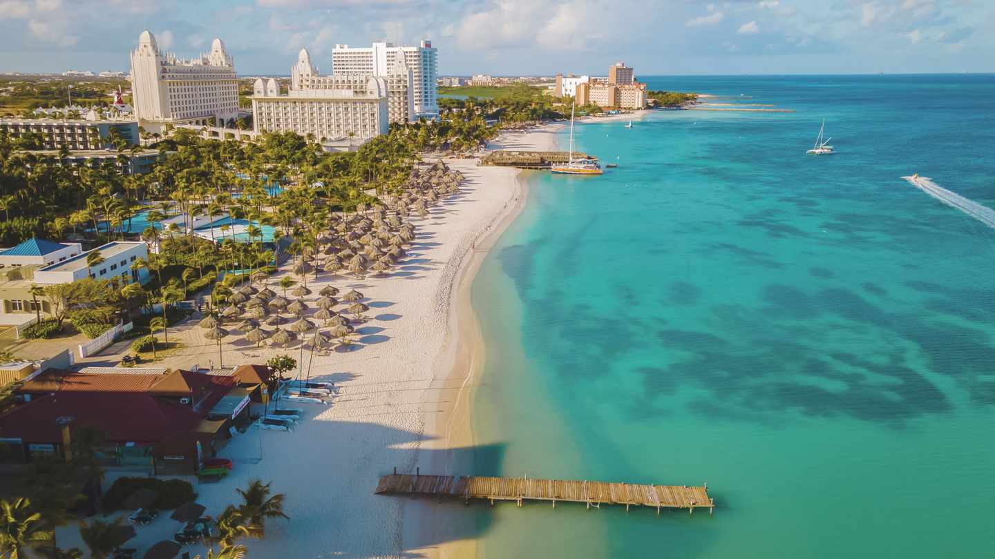 karibik-aruba-palmenstrand-und-hotels-von-oben-g-1474976341_b.jpg
