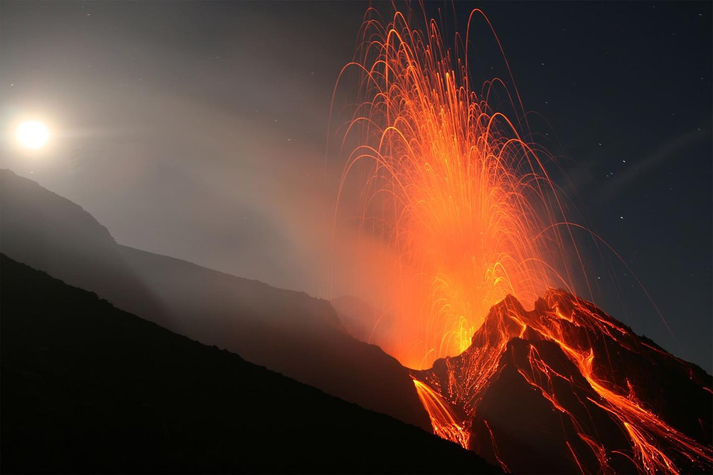 italien-sizilien-vulkane-stromboli-im-aktiven-zustand-g-178959158.jpg