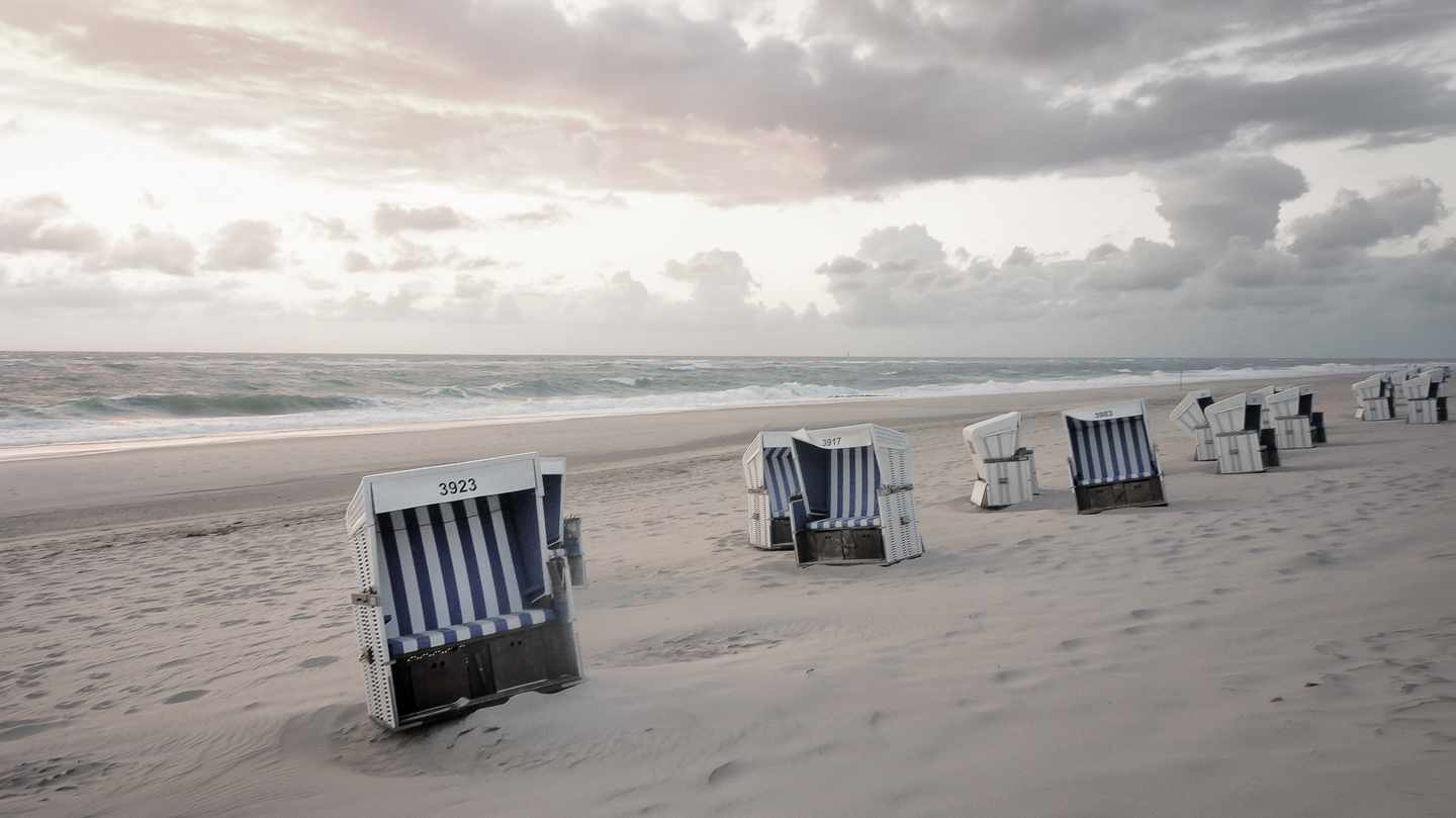 deutschland-schleswig-holstein-sylt-strand-strandkoerbe-g-972032044.jpg