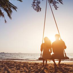 thailand-wetter-reisezeit-hochzeitsreise-reisen-silhouete-des-paares-in-der-liebe-am-strand-g-1062126602.jpg