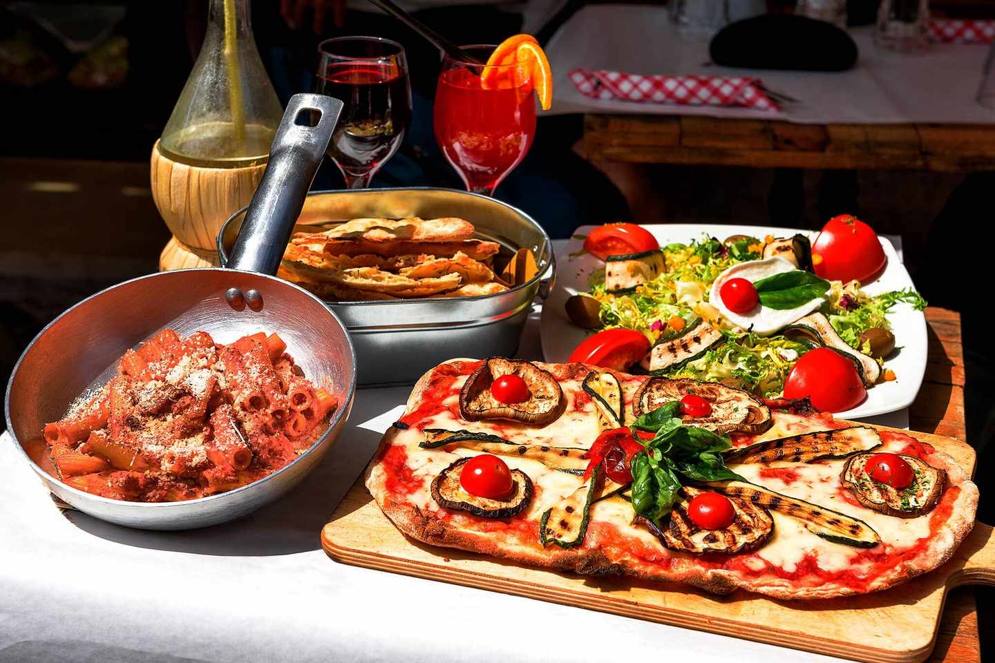 italien-toskana-weingueter-italienisches-essen-g-613788016.jpg