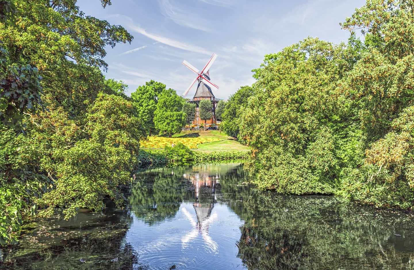 blt4d5be7a05aa88210-deutschland-bremen-g-schnoor-viertel-970101724.jpg Eine typisch norddeutsche Windmühle an einem Fluss mit Bäumen drumherum