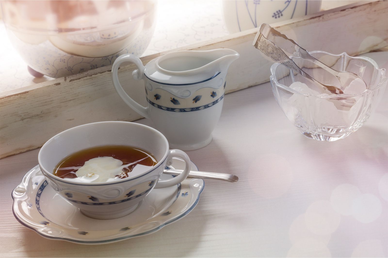 Klassisch-ostfriesische Teezeit mit Kandis und Sahnewolke