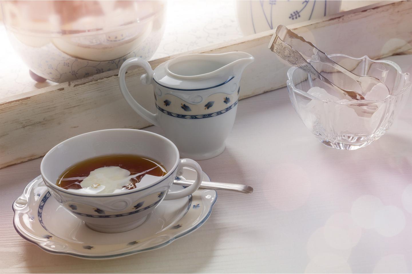 Klassisch-ostfriesische Teezeit mit Kandis und Sahnewolke