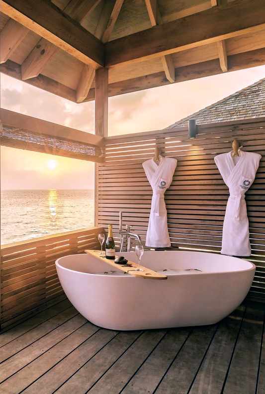 bltfa88a2f242a9a460-malediven-lhayiyani-atoll-huravalhi-hurawalhi-island-resort-badewanne-bei-sonnenuntergang-DER_MLE14117-IO_S22_13-f-indischer-ozean.jpg Nahaufnahme einer freistehenden Badewanne in einer luxoriösen Unterkunft des Hurawalhi Island Resorts